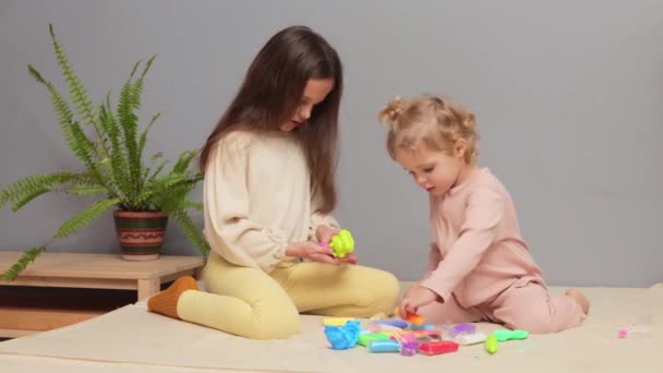 Activité Éducative Ludique Plasticine Maternelle Apprendre Motricité Petites Filles Caucasiennes — Video