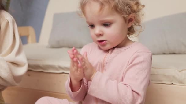 五颜六色的婴儿工艺品 幼儿艺术探索 Toddler塑料游戏 以白种人为焦点的金发 波浪形 蹒跚学步的小女孩在家里玩塑料玩具 — 图库视频影像