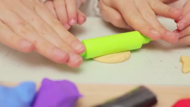 놀이를 배우기 손으로 장난스러운 친화적 수없는 소녀와 어머니는 집에서 사용하여 — 비디오