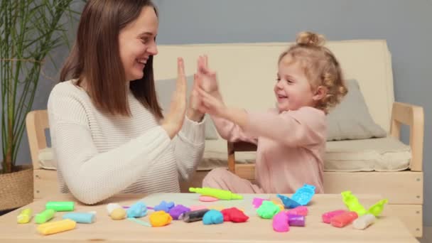 Slimme Familietijd Creatief Peuterspel Educatieve Hand Vormen Vrolijk Gelukkig Blank — Stockvideo
