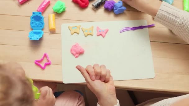 반죽을 예술적인 코카서스 소녀와 어머니는 인테리어에서 플라스틱 금형을 사용하여 모양을 — 비디오