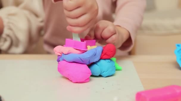 有想像力的玩粘土 孩子的创意游戏 学习运动技能 不认识的两个小女孩在家里玩塑胶模具 — 图库视频影像