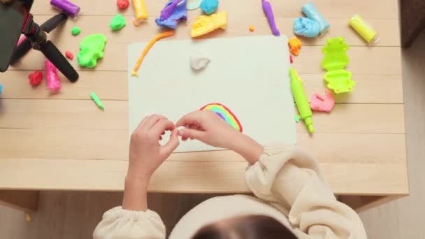 Zdrowa Kreatywność Dziecka Uczę Się Przez Zabawę Tworzenie Kolorowym Ciastem — Wideo stockowe