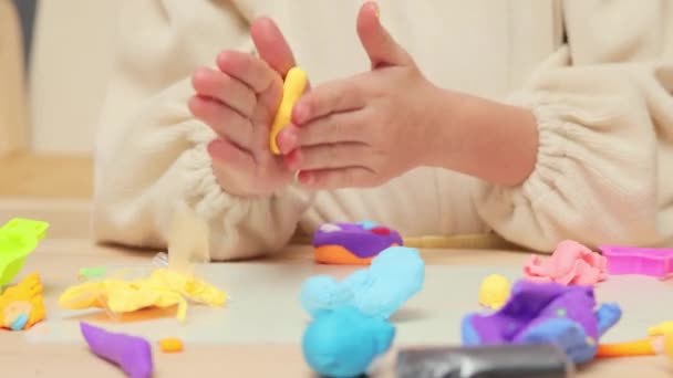 Spaß Mit Lernspielzeug Bunte Lernaktivitäten Künstlerische Formerforschung Unerkennbares Kleines Mädchen — Stockvideo