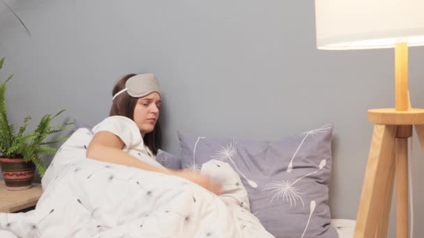 Δυσάρεστη Νεαρή Γυναίκα Μάσκα Ύπνου Στο Κεφάλι Της Υποφέρει Και — Αρχείο Βίντεο
