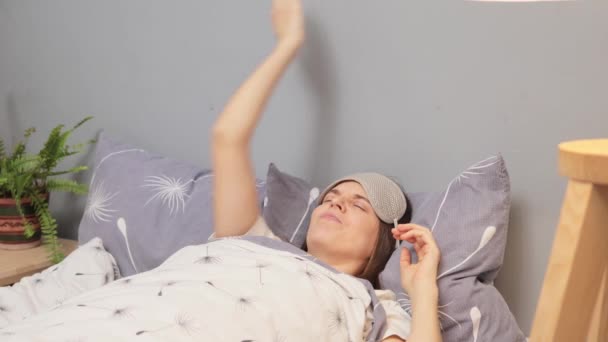 Genervte Junge Erwachsene Kaukasierin Die Nicht Einschlafen Kann Weil Laute — Stockvideo