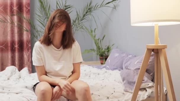 Ongelukkig Volwassen Vrouw Zittend Bed Ontwaakt Uit Nachtrust Voelt Zich — Stockvideo
