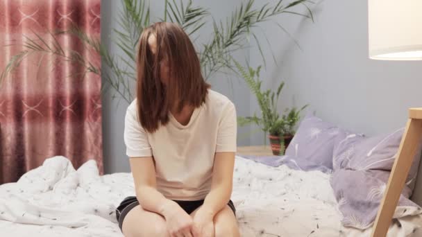 Mujer Caucásica Sentada Cama Con Trastorno Del Sueño Problemas Para — Vídeos de Stock