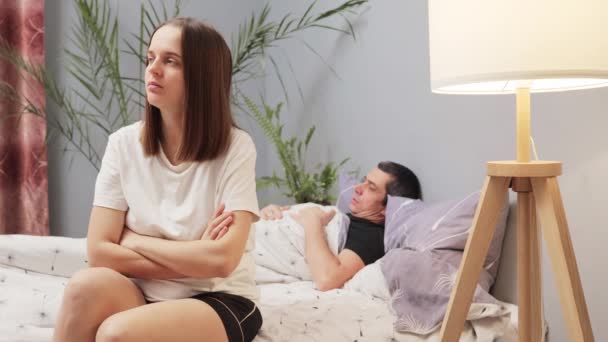 悲伤的夫妻在卧室里为离婚或分手而争吵 争吵后心情不好 表达了对家庭矛盾的负面情绪 — 图库视频影像