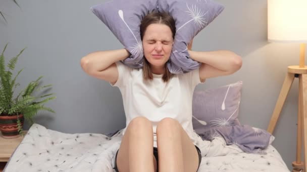 Lelah Tidur Wanita Meletakkan Bantal Atas Kepalanya Dan Berteriak Dengan — Stok Video