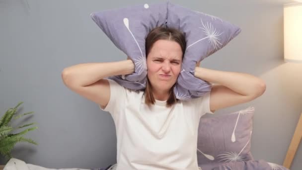Enojada Triste Infeliz Mujer Caucásica Cerrando Sus Oídos Con Almohada — Vídeo de stock