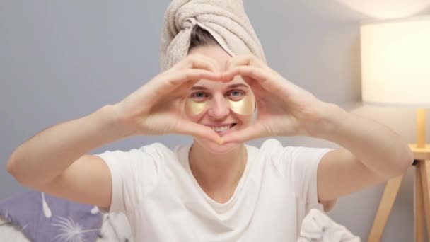 Schöne Junge Frau Mit Augenklappen Handtuch Auf Dem Kopf Sitzt — Stockvideo