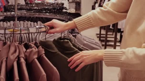 Nierozpoznawalne Kobieta Shopper Wybierając Odzież Stojaku Wybiera Ubrania Sklepu Sezonie — Wideo stockowe