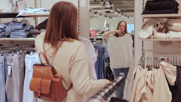 Módní Vpřed Žena Navštěvující Módní Butik Hledá Perfektní Oblečení Nákup — Stock video