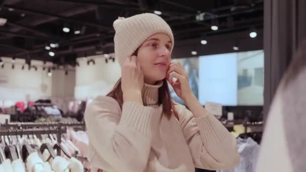 Wanita Berambut Coklat Kaukasia Yang Menarik Mal Mode Hangat Yang — Stok Video