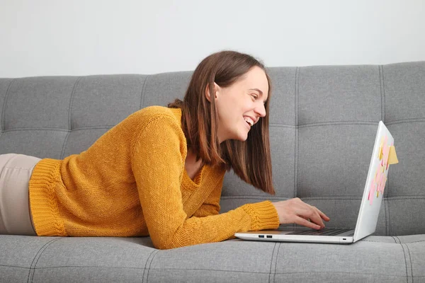 Tersenyum Puas Senang Brown Berambut Wanita Mengenakan Sweater Oranye Menggunakan — Stok Foto