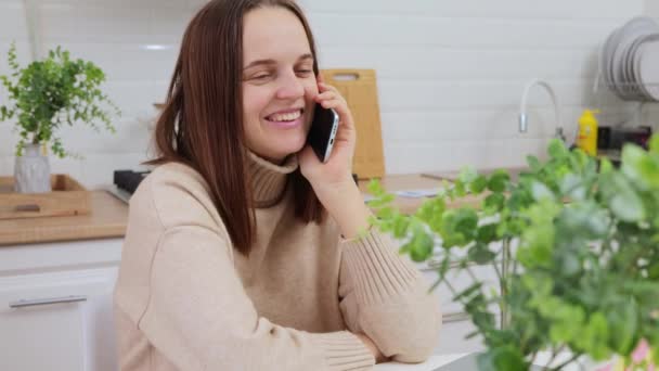 Улыбающаяся Молодая Женщина Работающая Дома Дает Удаленную Телефонную Консультацию Клиенту — стоковое видео