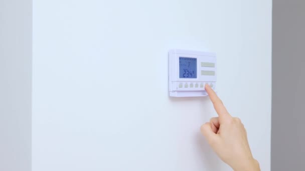 Felismerhetetlen Aki Légkondicionáló Fűtésszabályozó Panelt Használ Fehér Falon Lévő Lakáshoz — Stock videók