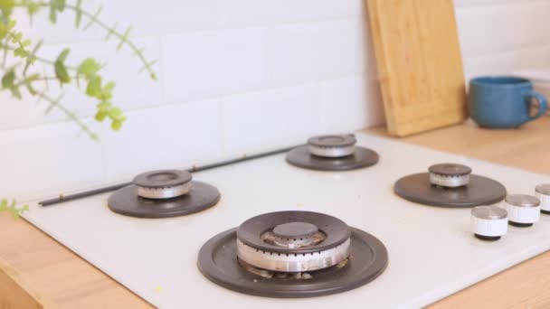 用厨房用具和家庭卫生设备从玻璃陶瓷洁白滚刀清洁炉中洗煤气灶的妇女身份不明 — 图库视频影像