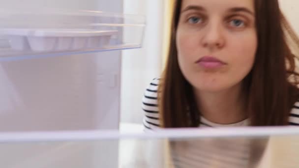 Вид Холодильника Грустной Женщины Открывающей Свой Пустой Холодильник Продуктов Глядя — стоковое видео