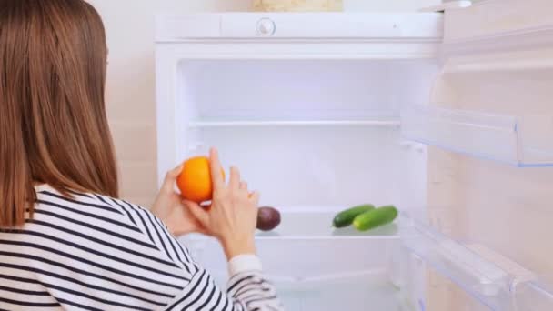 Junge Erwachsene Kaukasierin Bringt Frische Produkte Vom Markt Kühlschrank Hausfrau — Stockvideo