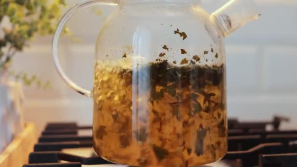 ガラスティーポットでルーズリーフティーをケトルで沸騰したお茶で醸造 — ストック動画