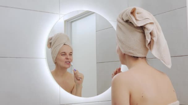 Καθάρισε Και Χαλάρωσε Ευτυχισμένη Λευκή Γυναίκα Τυλιγμένη Πετσέτα Στο Κεφάλι — Αρχείο Βίντεο