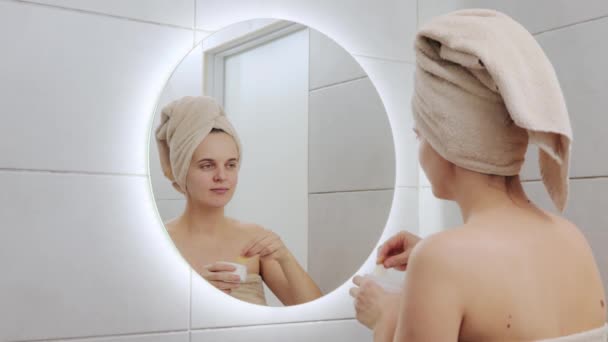 Kafasına Havlu Sarılmış Neşeli Beyaz Kadın Sabahları Aynadaki Yansımasına Bakmak — Stok video