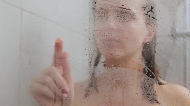 Piękne Nagie Brązowe Włosy Młoda Kobieta Rysunek Skondensowane Szklane Drzwi — Wideo stockowe