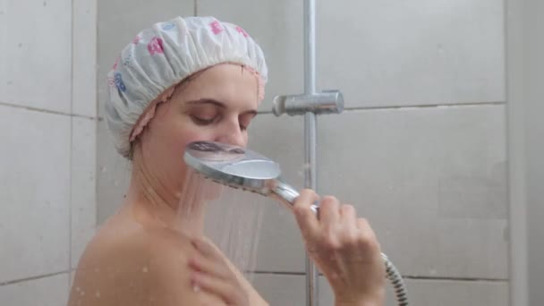 Hygiena Těla Vlasů Kavkazský Mladý Dospělý Žena Sprše Čepice Vlasy — Stock video