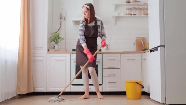 Städning Ung Kvinna Tvätta Golvet Köket Med Mopp Händerna Kvinna — Stockvideo