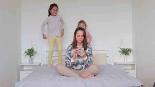 Rušné Hnědé Vlasy Žena Ležérní Košili Matka Pomocí Smartphone Doma — Stock video