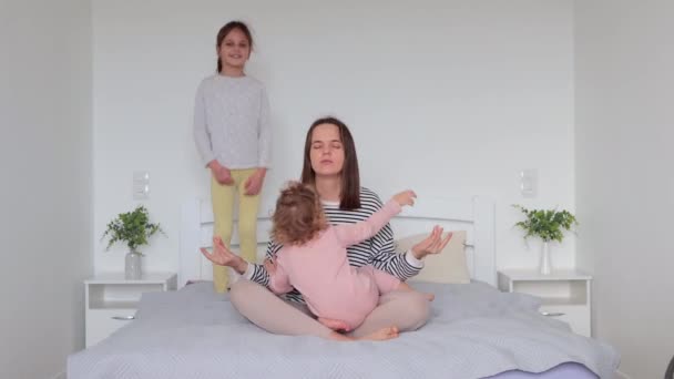 Nadšené Zlobivé Hlučné Děti Skákání Kolem Matky Posteli Takže Matka — Stock video