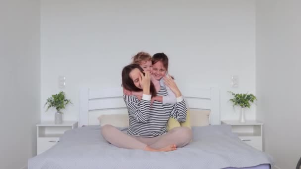 Mutlu Anne Kızlar Evde Yatakta Birlikte Eğleniyor Eğleniyorlar Hafta Sonları — Stok video