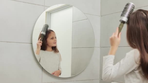 Sötét Hajú Lány Fésüli Haját Fürdőszobában Csinál Reggeli Szépség Eljárások — Stock videók