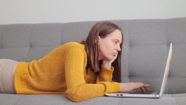 Freelancer Wanita Kaukasia Yang Tidak Bahagia Bekerja Pada Laptop Sambil — Stok Video