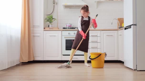 Kleines Mädchen Haushaltshandschuhen Wäscht Boden Mit Modernem Wischmopp Und Wasserbehälter — Stockvideo