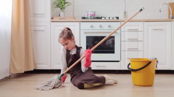Menyedihkan Gadis Kecil Yang Bosan Duduk Dapur Dan Mencuci Lantai — Stok Video