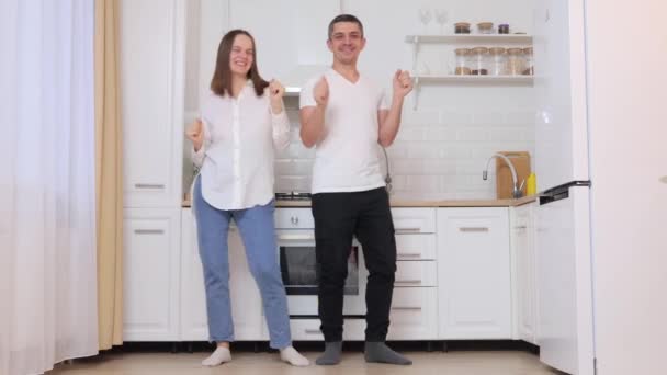 Pareja Llena Alegría Divirtiéndose Celebrando Mudarse Nuevo Apartamento Casa Feliz — Vídeo de stock