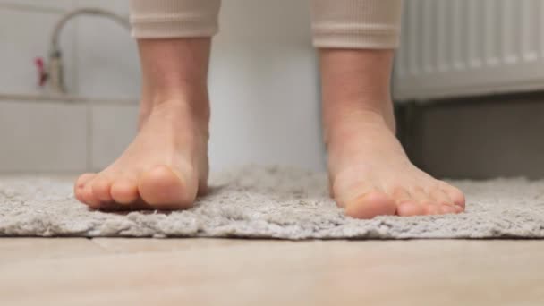 Mooie Benen Van Meisje Toilet Met Lijden Diarree Spijsverteringsproblemen Zitten — Stockvideo