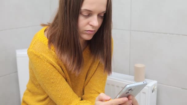 Jolie Jeune Femme Portant Pull Jaune Utilisant Smartphone Assis Sur — Video