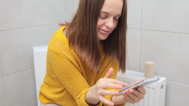 Toilet Leisure Caucasian Brown Haired Woman Using Phone Sitting Toilet — Stock Video