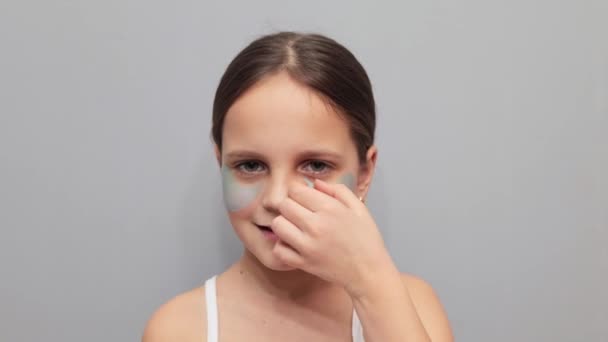 Gadis Kecil Berambut Coklat Menawan Yang Terhapus Bawah Penutup Mata — Stok Video