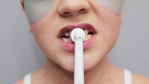 Oralna Opieka Stomatologiczna Zbliżenie Nierozpoznawalnej Dziewczynki Naszywkami Pod Oczami Myjącej — Wideo stockowe