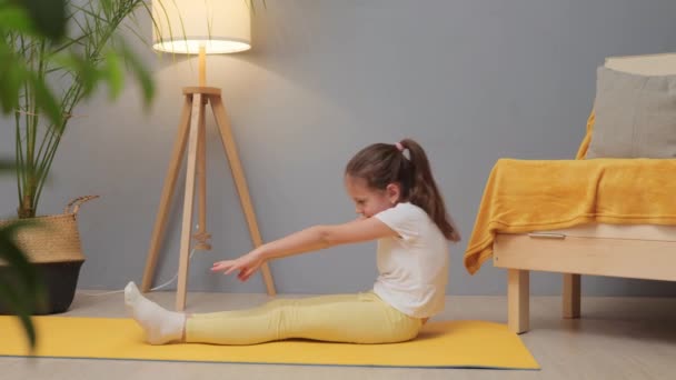 Exercício Infância Treinar Casa Atividades Ginástica Para Crianças Menina Caucasiana — Vídeo de Stock