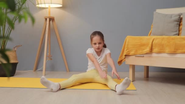 Aktywne Sprawne Dzieci Dbaj Zdrowie Dziecka Ćwiczenia Podłogowe Dla Dzieci — Wideo stockowe
