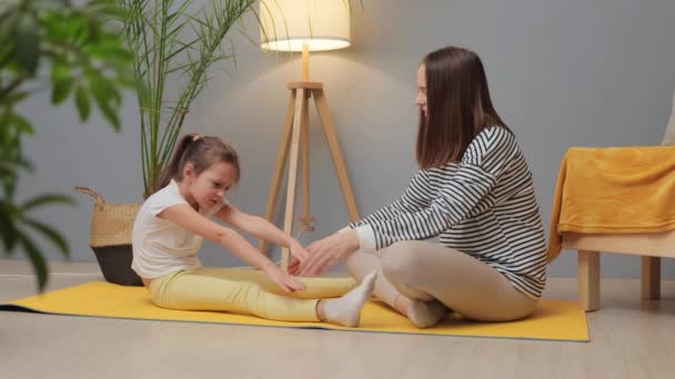 Fitness Cuidado Casa Entrenamiento Gimnástico Niña Sesión Yoga Madre Hija — Vídeos de Stock