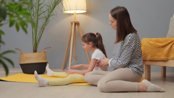Fitnesstraining Mit Mama Krafttraining Für Kinder Ausgeglichene Energie Yoga Junge — Stockvideo