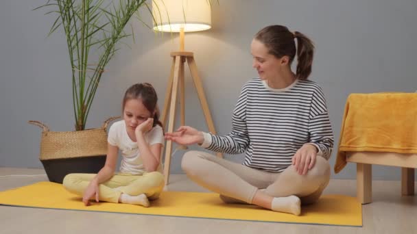 Aktives Leben Für Familien Energiespendende Yoga Stunden Hause Wird Geturnt — Stockvideo
