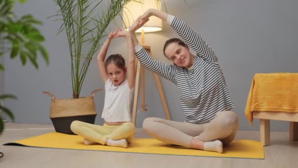 Rutyny Wellness Domu Wzmocnienie Więzi Poprzez Ćwiczenia Przyjazny Dzieciom Fitness — Wideo stockowe